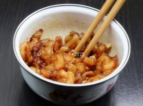 猪瘦肉洗净，切肉丝，放油、盐、酱油、生粉，用筷子顺一个风向拌均。加生粉肉会变得香滑，加酱油更香，其他调料就可以不加。
