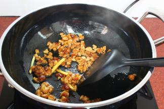 炒锅洗净，热锅，倒入少许油，大火，倒入拌均好的猪瘦肉丝，加少许生姜丝，爆炒熟出锅。要大火爆炒，并用锅铲翻炒几下就能出锅