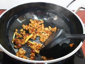 炒锅洗净，热锅，倒入少许油，大火，倒入拌均好的猪瘦肉丝，加少许生姜丝，爆炒熟出锅。要大火爆炒，并用锅铲翻炒几下就能出锅