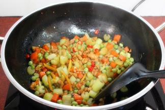 这个时候加入辣椒、炒好的猪瘦肉丝，然后放盐、香葱炒均，美味出锅了。