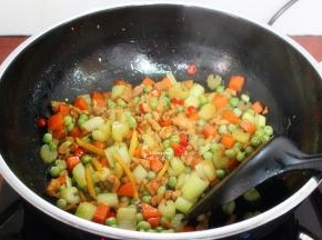 这个时候加入辣椒、炒好的猪瘦肉丝，然后放盐、香葱炒均，美味出锅了。