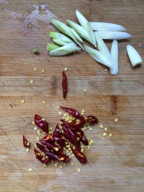 将葱切斜段，辣椒切斜段。