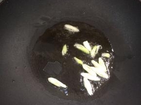 锅中放入油，烧热后，放入葱炒香。