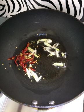 加入切好的辣椒，炒出香味。