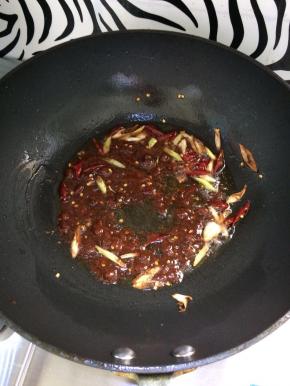 在加入黄豆酱，炒均匀。