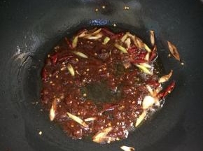 在加入黄豆酱，炒均匀。