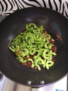 再加入苦瓜