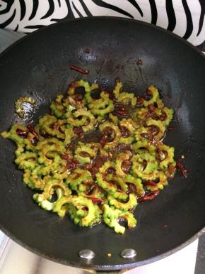 用铲子翻炒均匀。