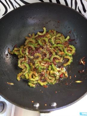 加入适量的鸡精。翻炒均匀，关火出锅即可。