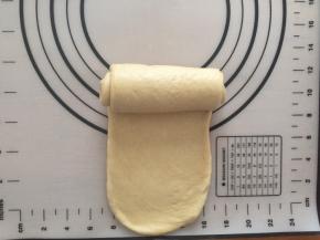 再次擀成长方形，从上向下卷起