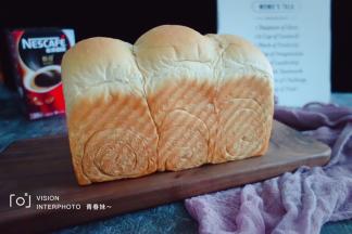 出炉趁热倒出模具，放烤网上晾凉