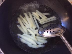 锅中将水烧开，土豆下锅1到2分钟左右，关火