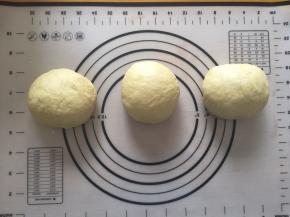 拿出排气，分成均等的三份，盖上保鲜膜松弛15分钟