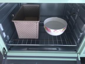 放一碗温水，增加湿气，这样面团不干，发酵1小时