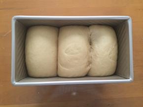 二次发酵至8分发即可，放入面包机中，180度，上下火，底层40分钟