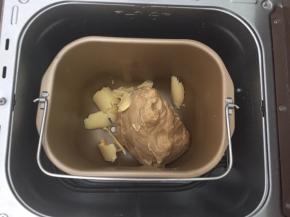 加入软化好的黄油，再次和面30分钟，（根据自己面包机出膜情况定时间）