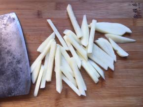 将土豆切成条