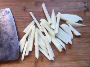 将土豆切成条