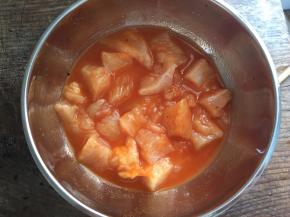 将鸡胸肉切成小块，放入奥尔良馅料，倒入适量的清水，混合均匀，放入冰箱冷藏3小时