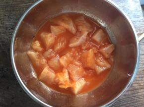 将鸡胸肉切成小块，放入奥尔良馅料，倒入适量的清水，混合均匀，放入冰箱冷藏3小时