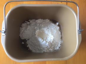 将黄油以上全部材料放入面包机中，和面20分钟