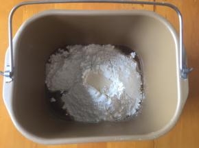 将黄油以上全部材料放入面包机中，和面20分钟