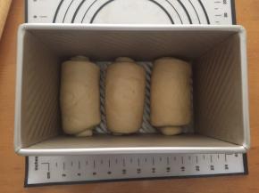 放入模具中，放入烤箱二次发酵