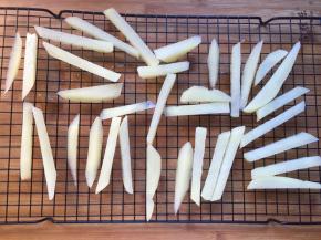 放在烤网上晾干水份，或者用厨房纸将水份吸干