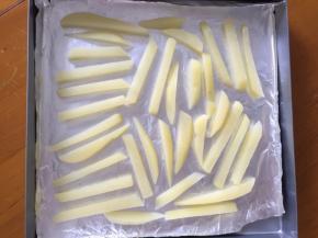 烤盘上铺上油纸，刷上少许玉米油，将土豆放入，不要重叠，放入预热好的烤箱220度，上下火中层，25分钟