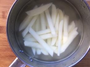用水泡20分钟，清洗两遍