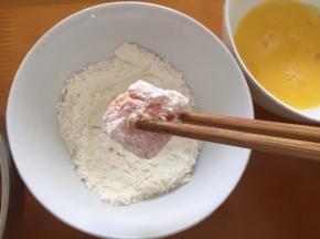 先裹一层面粉