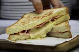 啊呜一口……然后……然后拉丝啦(・ω・)ノ