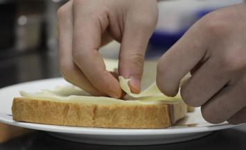 吐司烘热的一面铺上芝士，图片只显示马苏里拉芝士，应该要二种哦～美味才会复原。