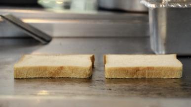 盘上抹黄油烘吐司一面