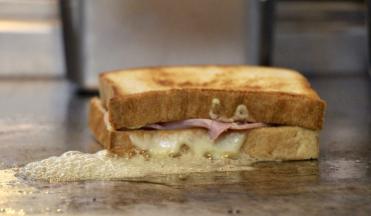 平底锅少许黄油，放入三明治继续烤