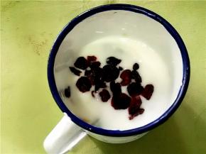 将牛油果、酸奶和蔓越莓干放入杯中。