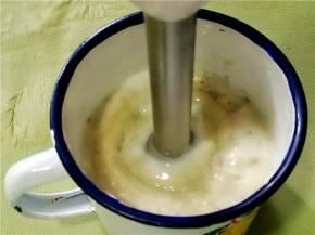 用搅拌机打成细腻的奶昔。