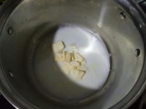 牛奶稍微加热一下下，放入白巧克力，搅拌至融化