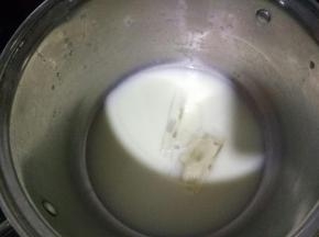 再将泡软的吉利丁放进去，搅拌均匀