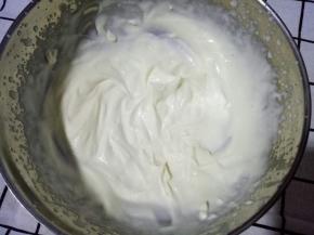 淡奶油加糖，打发至出现纹路的状态