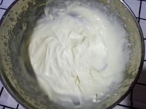 淡奶油加糖，打发至出现纹路的状态