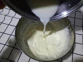 将牛奶液倒入打发好的淡奶油中，搅拌均匀，慕斯糊就做好了