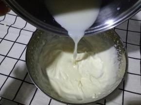 将牛奶液倒入打发好的淡奶油中，搅拌均匀，慕斯糊就做好了