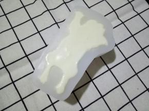 倒入模具中，放冰箱冷冻6小时以上(我都是前天晚上做好放冰箱，第二天拿出来脱模)