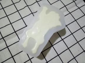 倒入模具中，放冰箱冷冻6小时以上(我都是前天晚上做好放冰箱，第二天拿出来脱模)