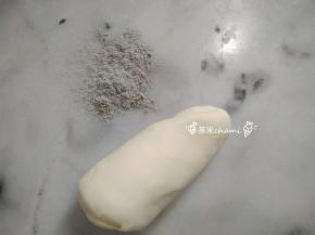把主材料拌匀，揉成光滑面团。取出120克的白面团，揉入大约是3克的黑米粉。只要稍稍有点颜色就好了，蒸熟后，颜色会加深的。（喜欢深色，可多加黑米粉）