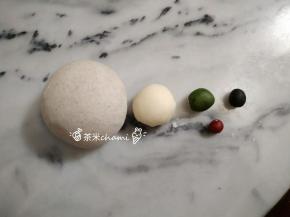 120克的黑米面团，15克的白面团，剩下的分别揉入菠菜粉，竹炭粉，红曲粉。
