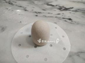 先分出50克的黑米面团，排气，揉圆，搓成圆柱体，尽量搓高一些，发酵后会变矮变胖的（另外，包入馅料的话，会减少变矮的机率）