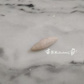3克的黑米面团，搓成梭子状。