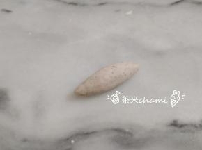 3克的黑米面团，搓成梭子状。